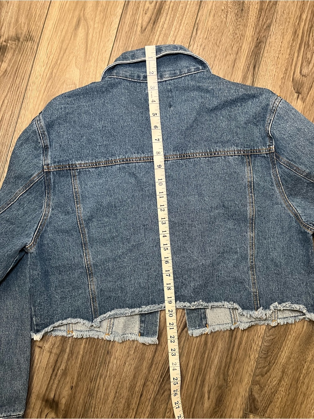 Love Tree Denim Cropped Distressed Jean Jacket NWT Womens Size Large - Picture 6 of 6